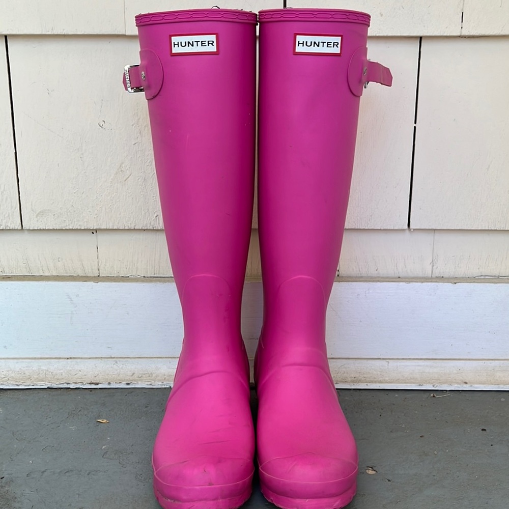 Tall Hunter Rain Boots in Matte Pink. Size 9.